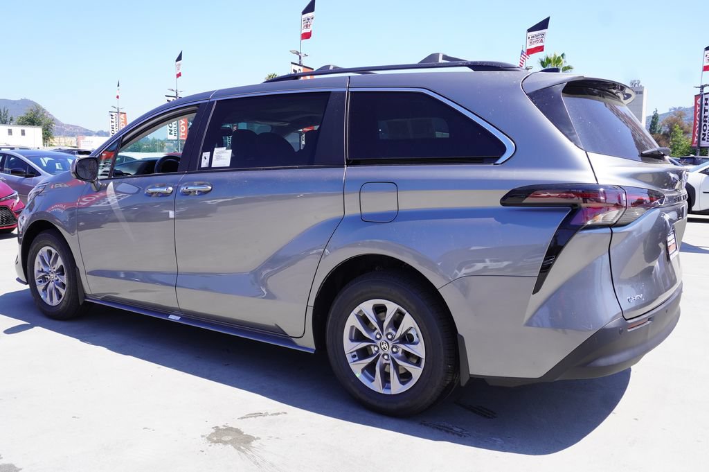 Certified 2026 Toyota Sienna XLE FWD image 5