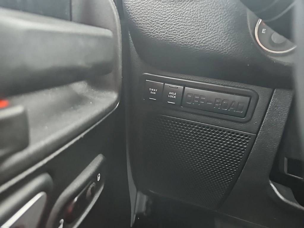 Used 2015 Jeep Wrangler Unlimited Rubicon w/ Connectivity Group image 20