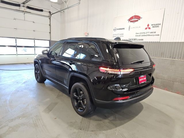 Used 2023 Jeep Grand Cherokee Altitude image 5