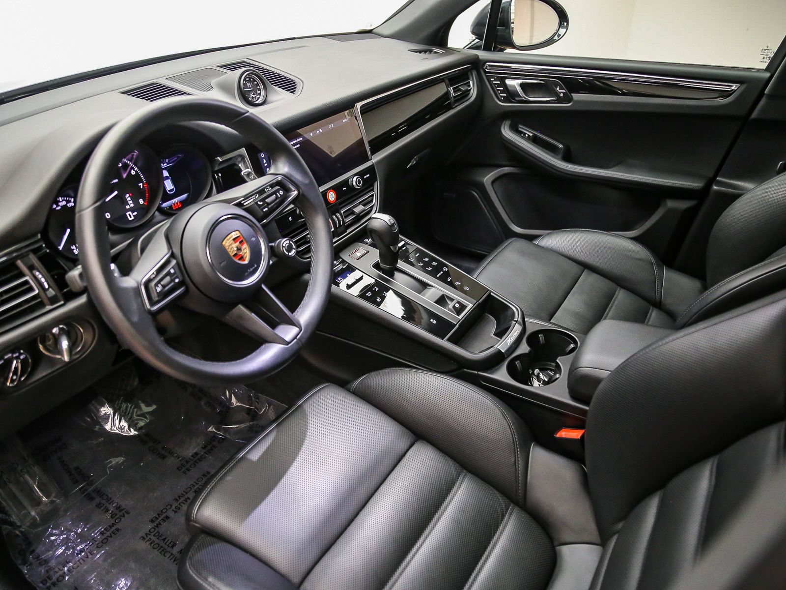 Certified 2026 Porsche Macan AWD/4WD image 3