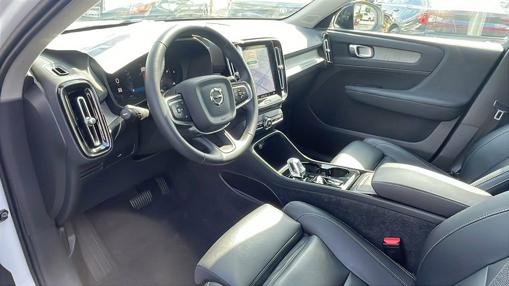 Used 2025 Volvo XC40 B5 Plus image 10