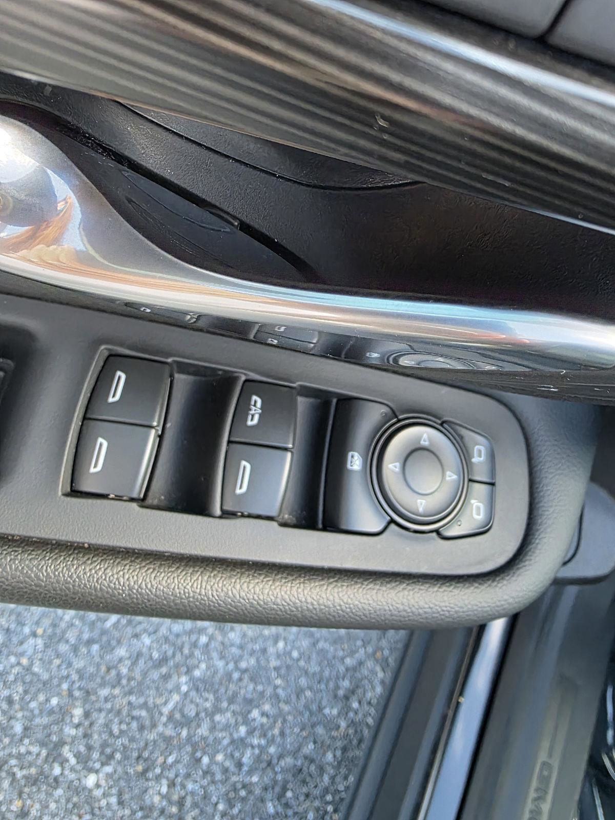 Used 2024 GMC Terrain SLT image 11