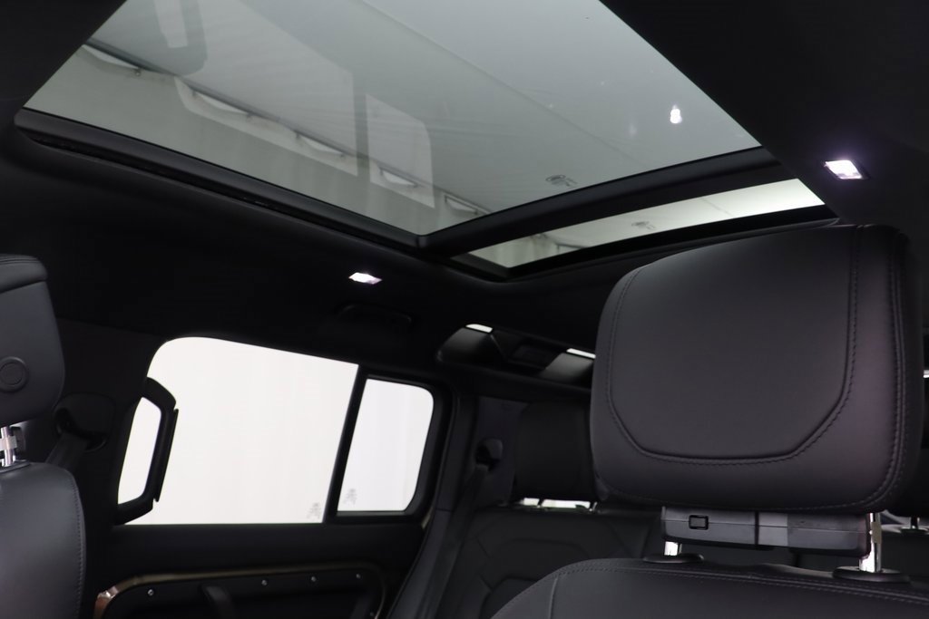 New 2024 Land Rover Defender 110 SE image 14