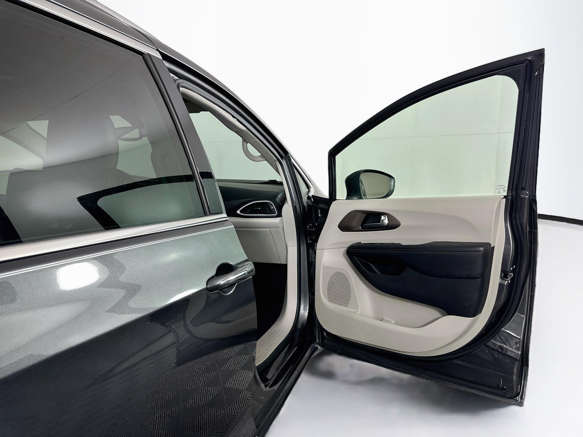 Used 2019 Chrysler Pacifica Touring-L FWD image 33