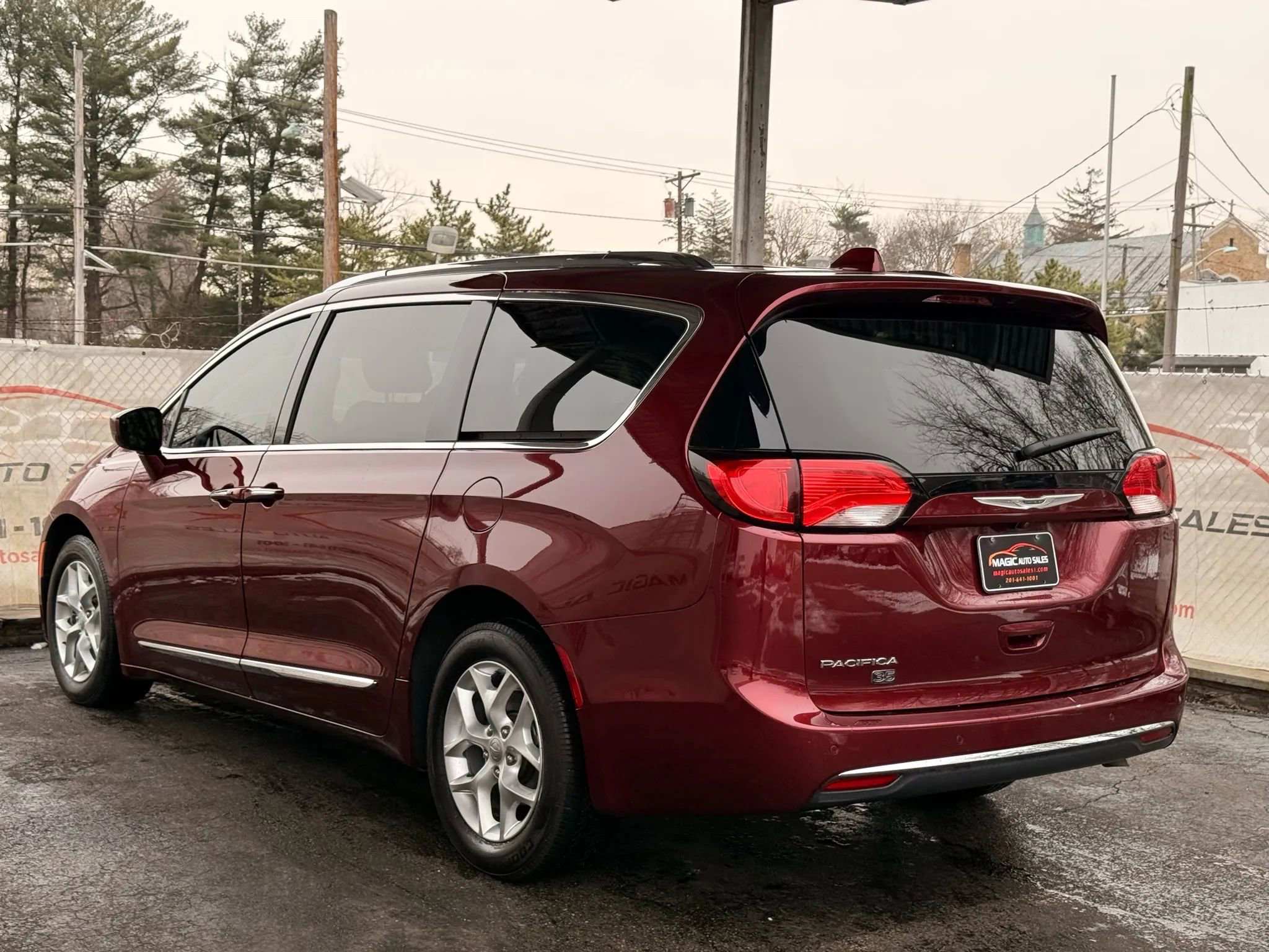 Used 2020 Chrysler Pacifica Touring-L image 11