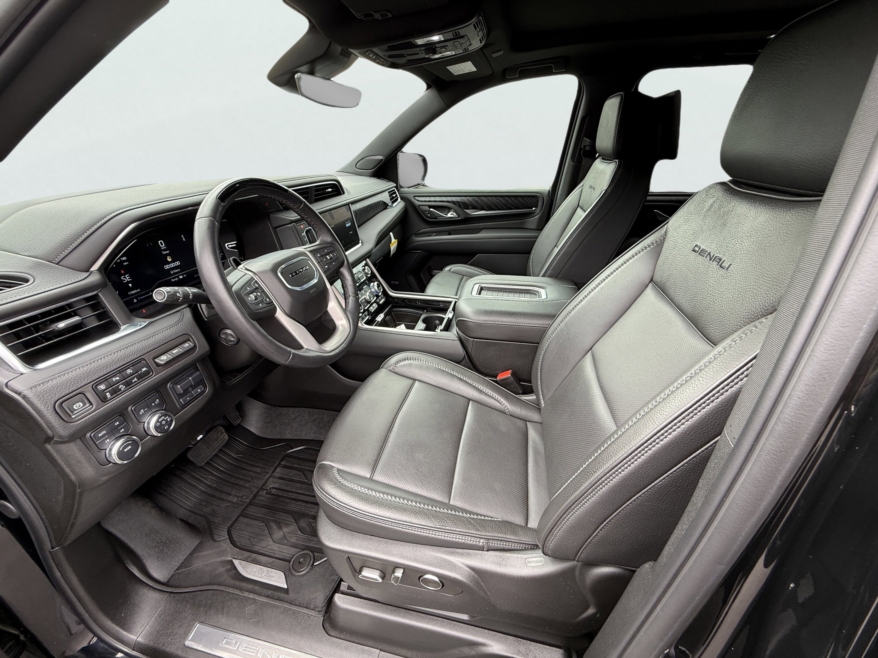 Used 2024 GMC Yukon XL Denali w/ Advanced Technology Package image 8