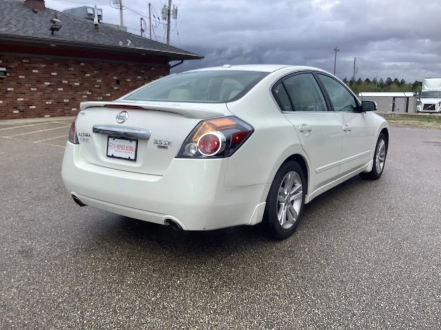 Used 2011 Nissan Altima 3.5 SR w/ 3.5SR Premium Pkg FWD image 9