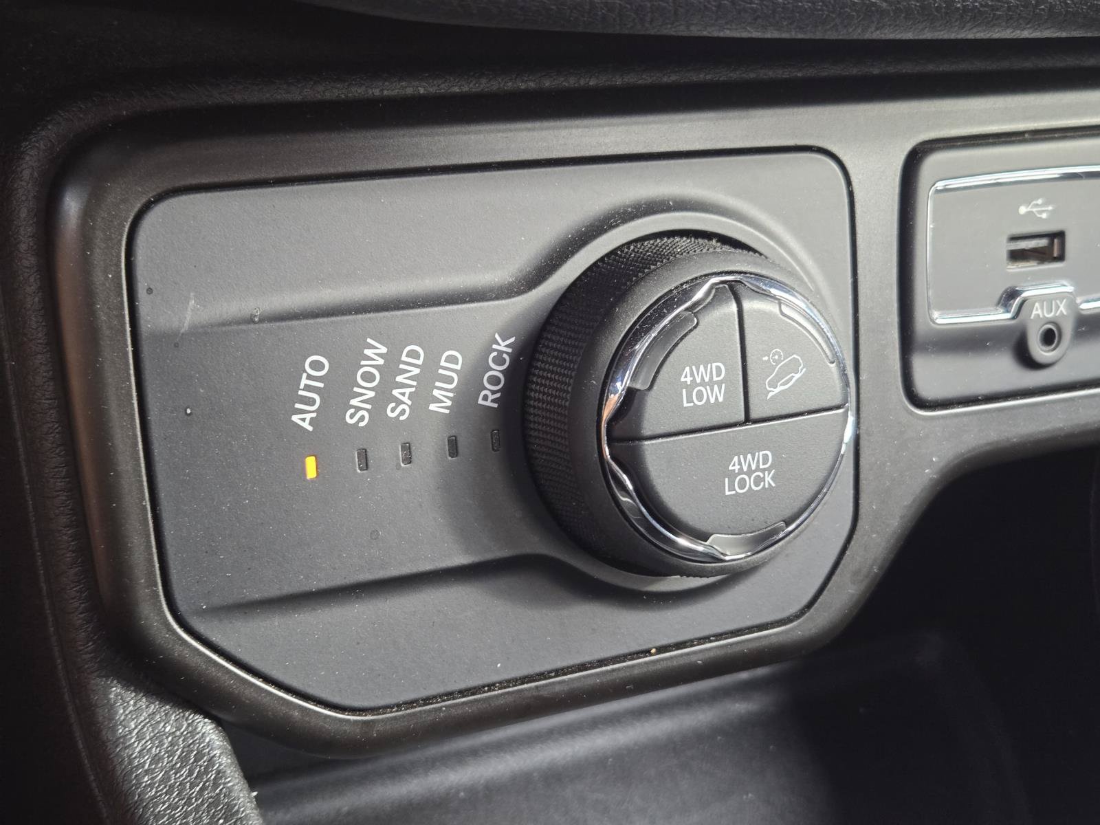 Used 2023 Jeep Renegade Trailhawk AWD/4WD image 31