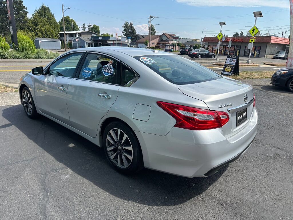 Used 2017 Nissan Altima 2.5 SL w/ Moonroof Package FWD image 9