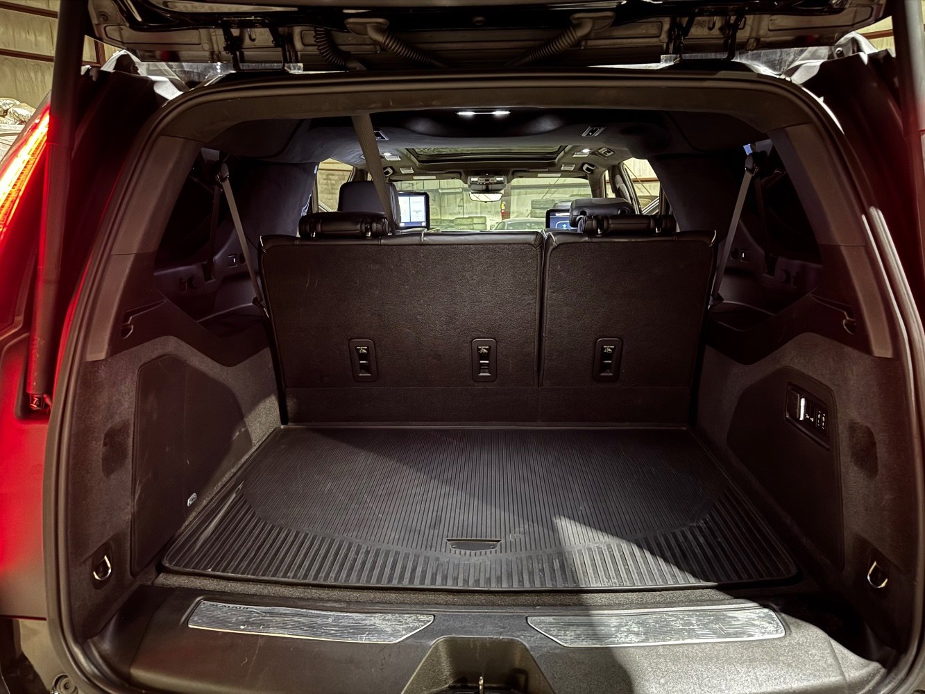 Used 2021 Cadillac Escalade ESV Sport Platinum w/ LPO, ONYX Package image 19