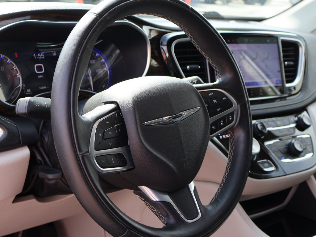 Used 2022 Chrysler Pacifica Limited FWD image 25