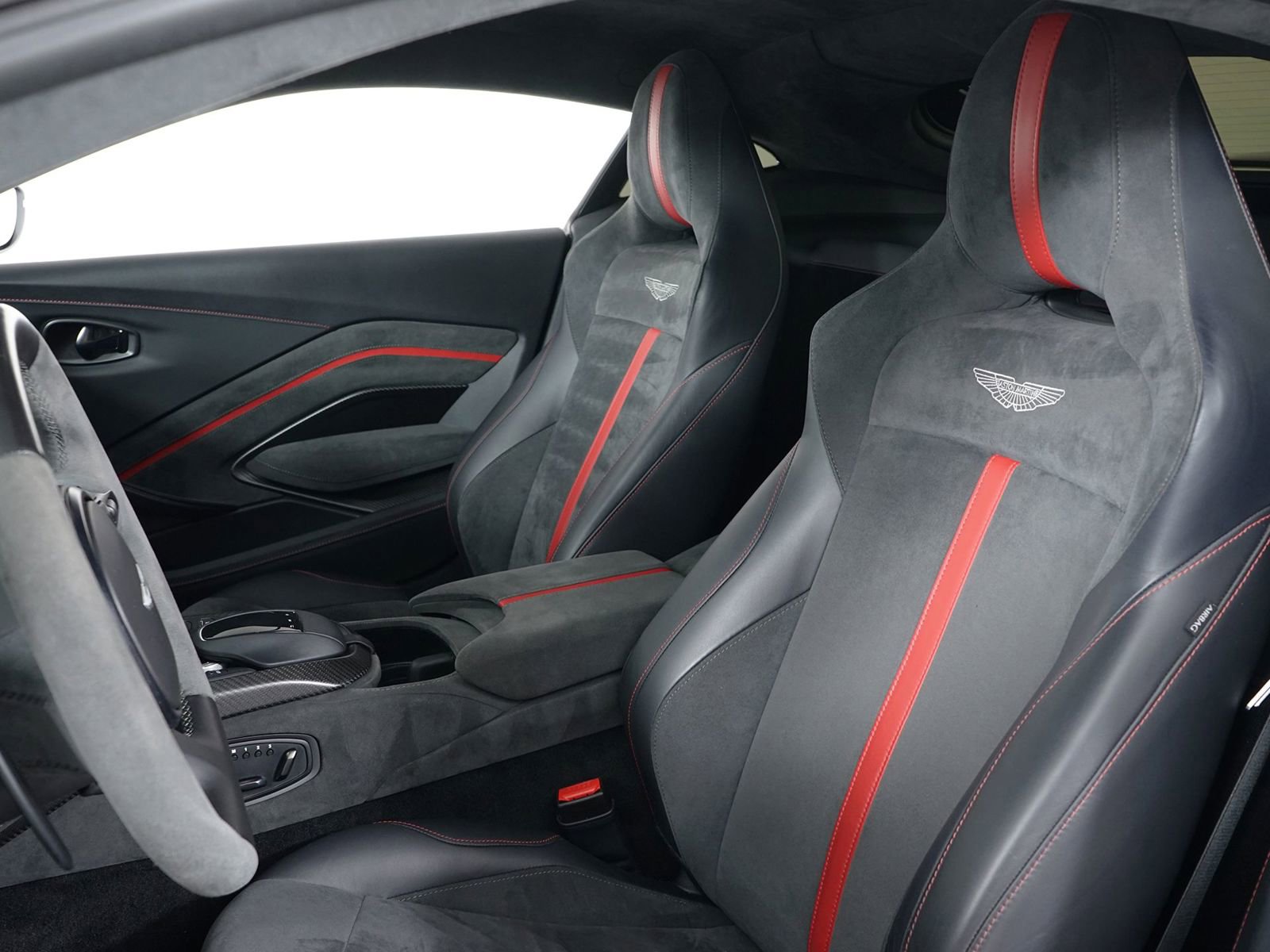 Used 2023 Aston Martin V8 Vantage Coupe RWD image 23