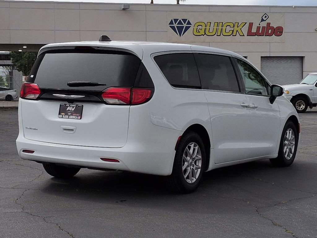 Used 2023 Chrysler Voyager LX image 13