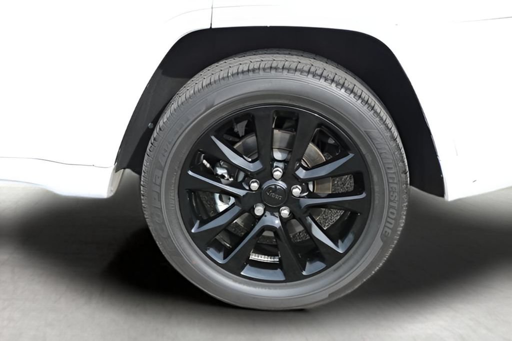 Used 2022 Jeep Grand Cherokee Laredo X RWD image 9