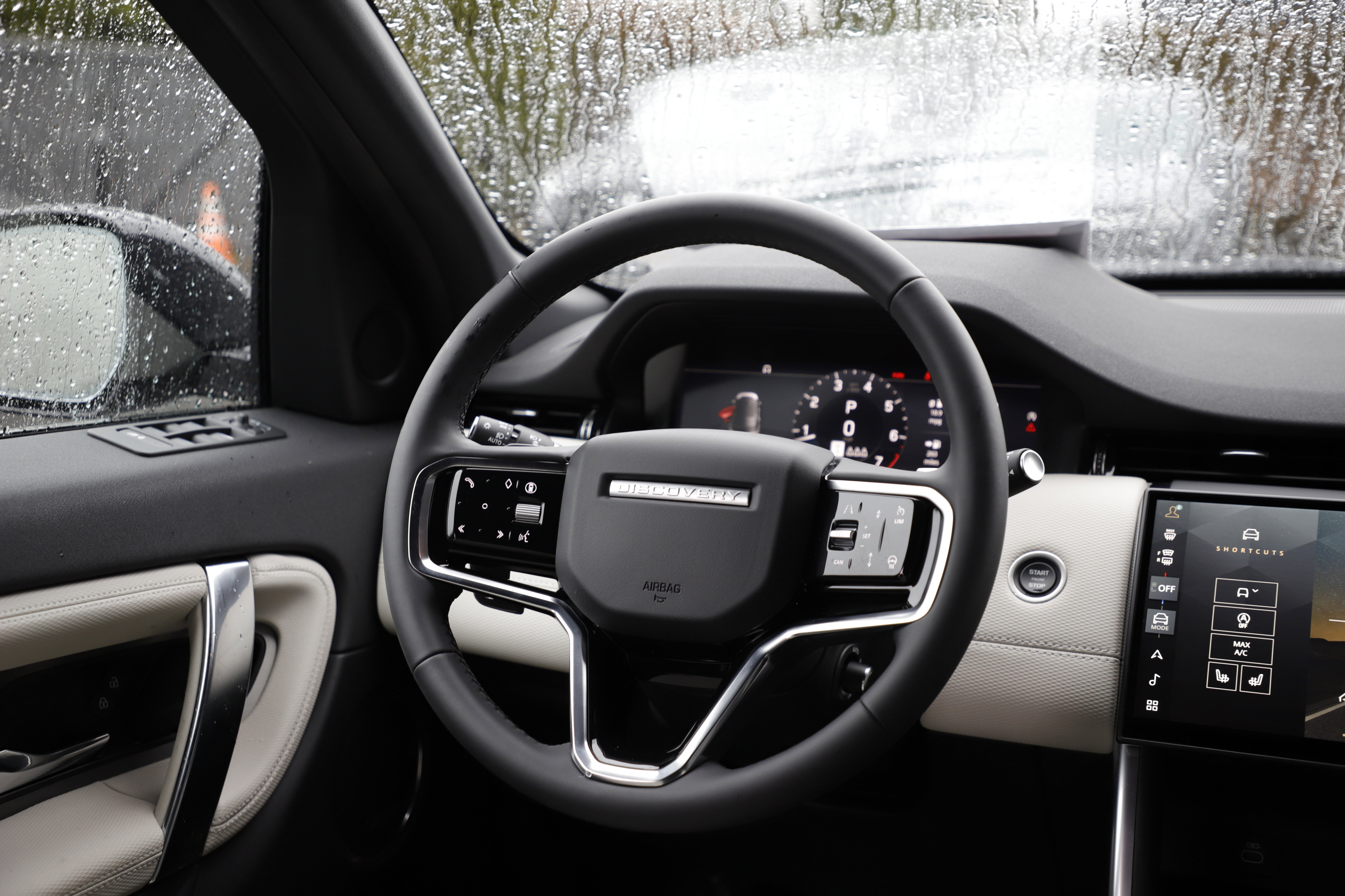 Certified 2025 Land Rover Discovery Sport Dynamic SE image 18