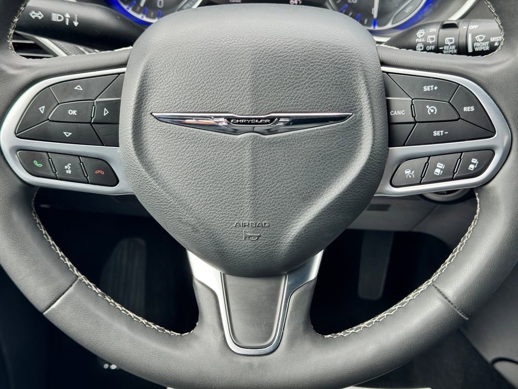 Used 2025 Chrysler Pacifica Select image 21