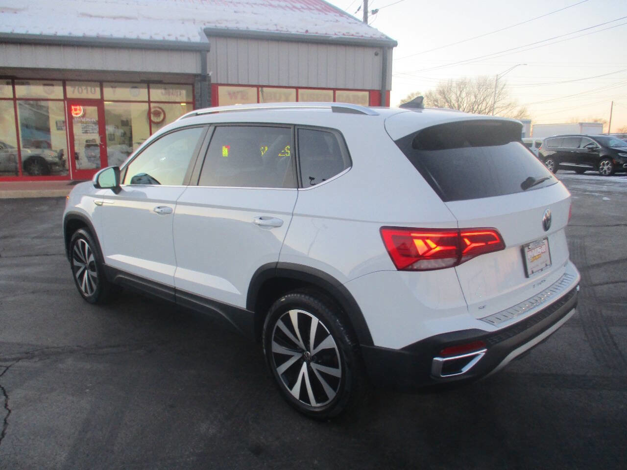 Used 2023 Volkswagen Taos SE image 3