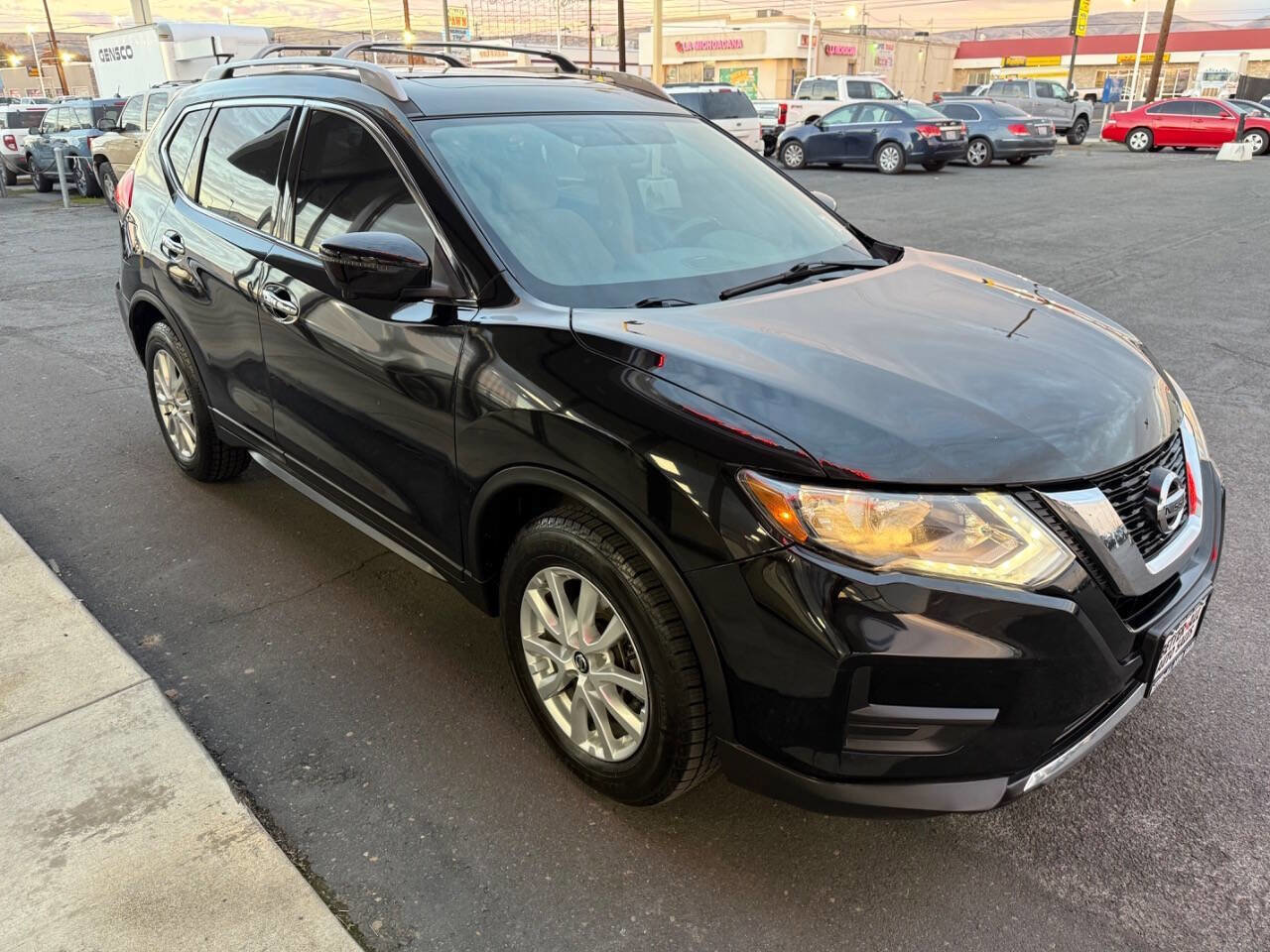 Used 2017 Nissan Rogue SV image 6