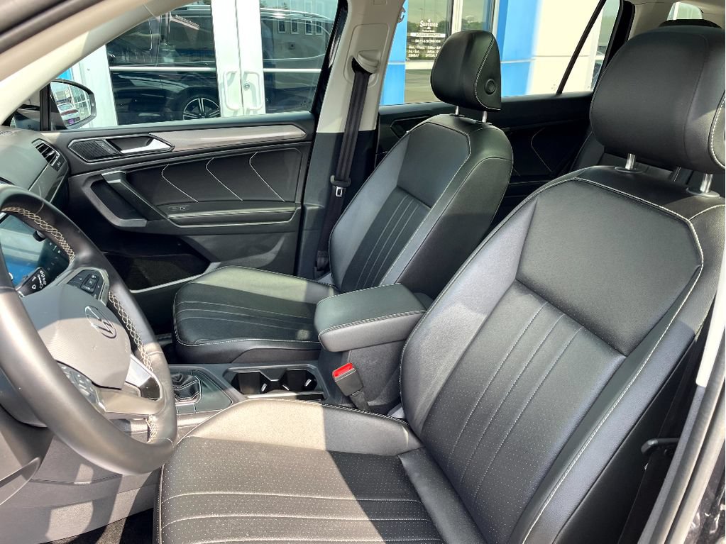 Used 2024 Volkswagen Tiguan SE w/ Panoramic Sunroof Package FWD image 11