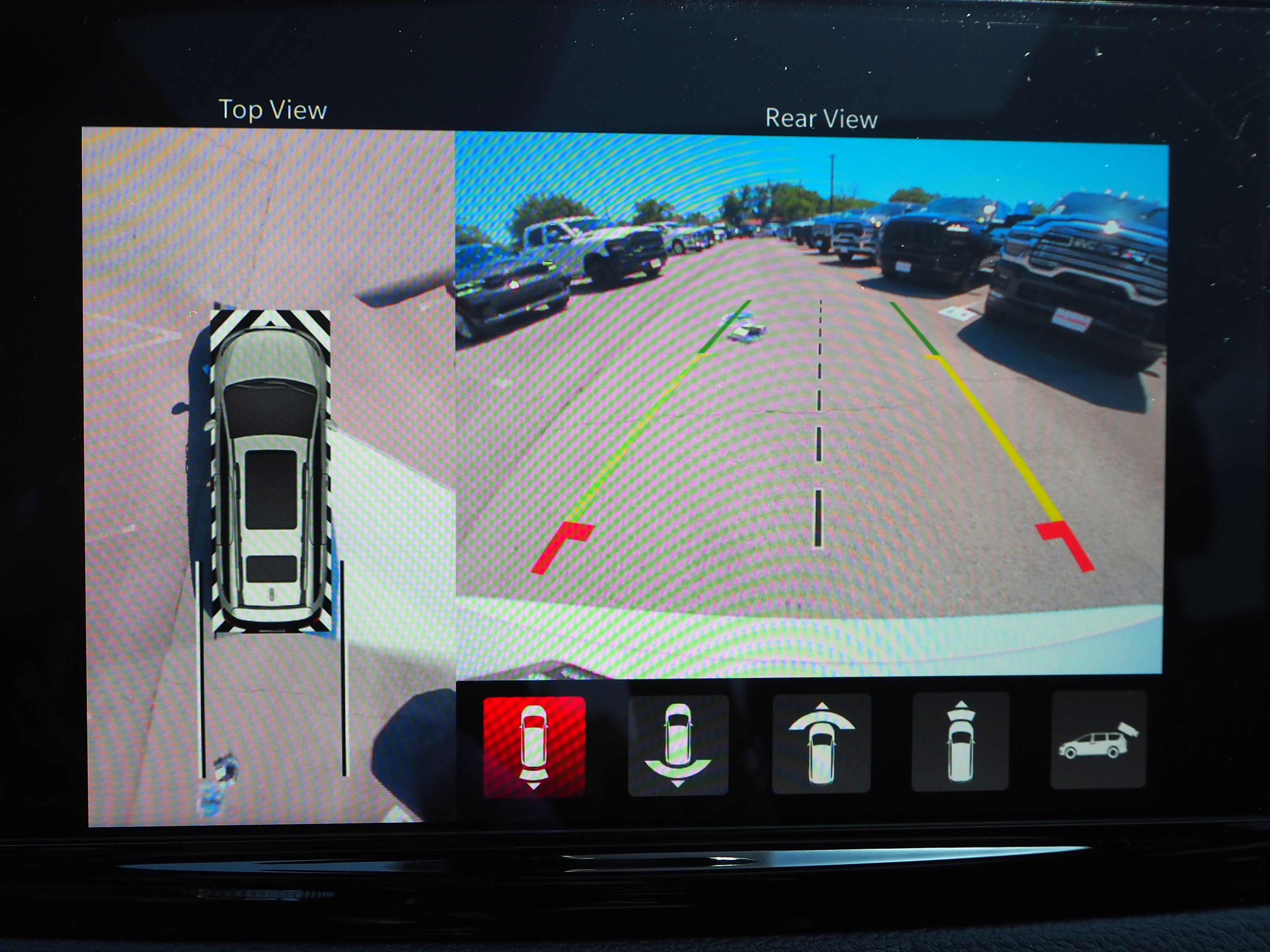 New 2025 Chrysler Pacifica Select w/ Uconnect Theater Family Group FWD image 22