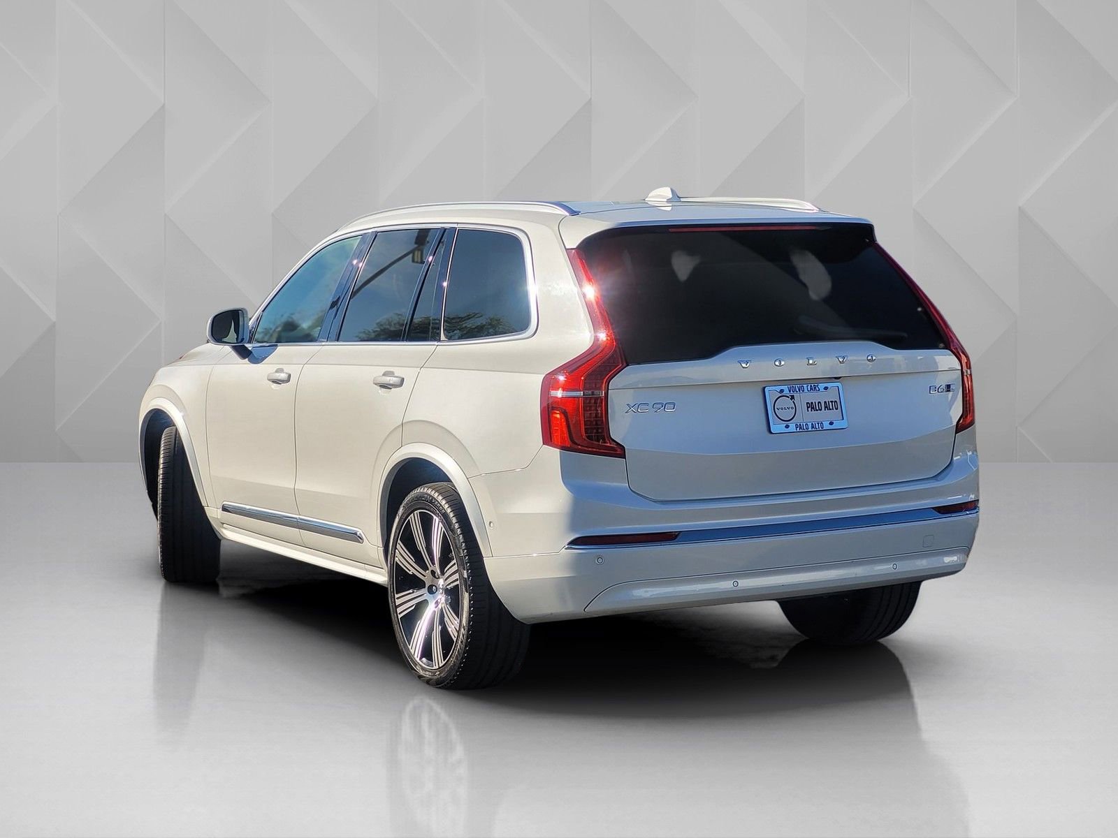 Certified 2023 Volvo XC90 B6 Ultimate w/ Lounge Package image 4
