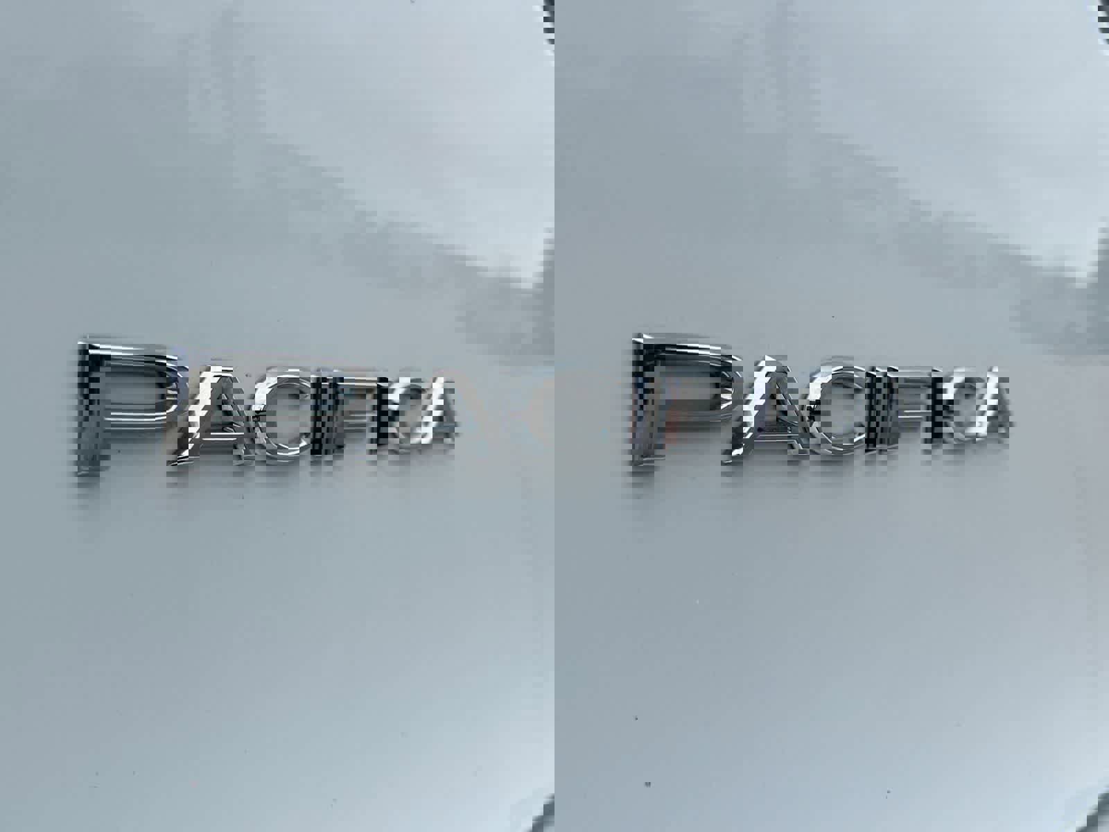 Used 2023 Chrysler Pacifica Touring-L image 13