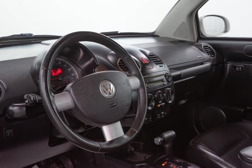 Used 2010 Volkswagen Beetle Coupe FWD image 19