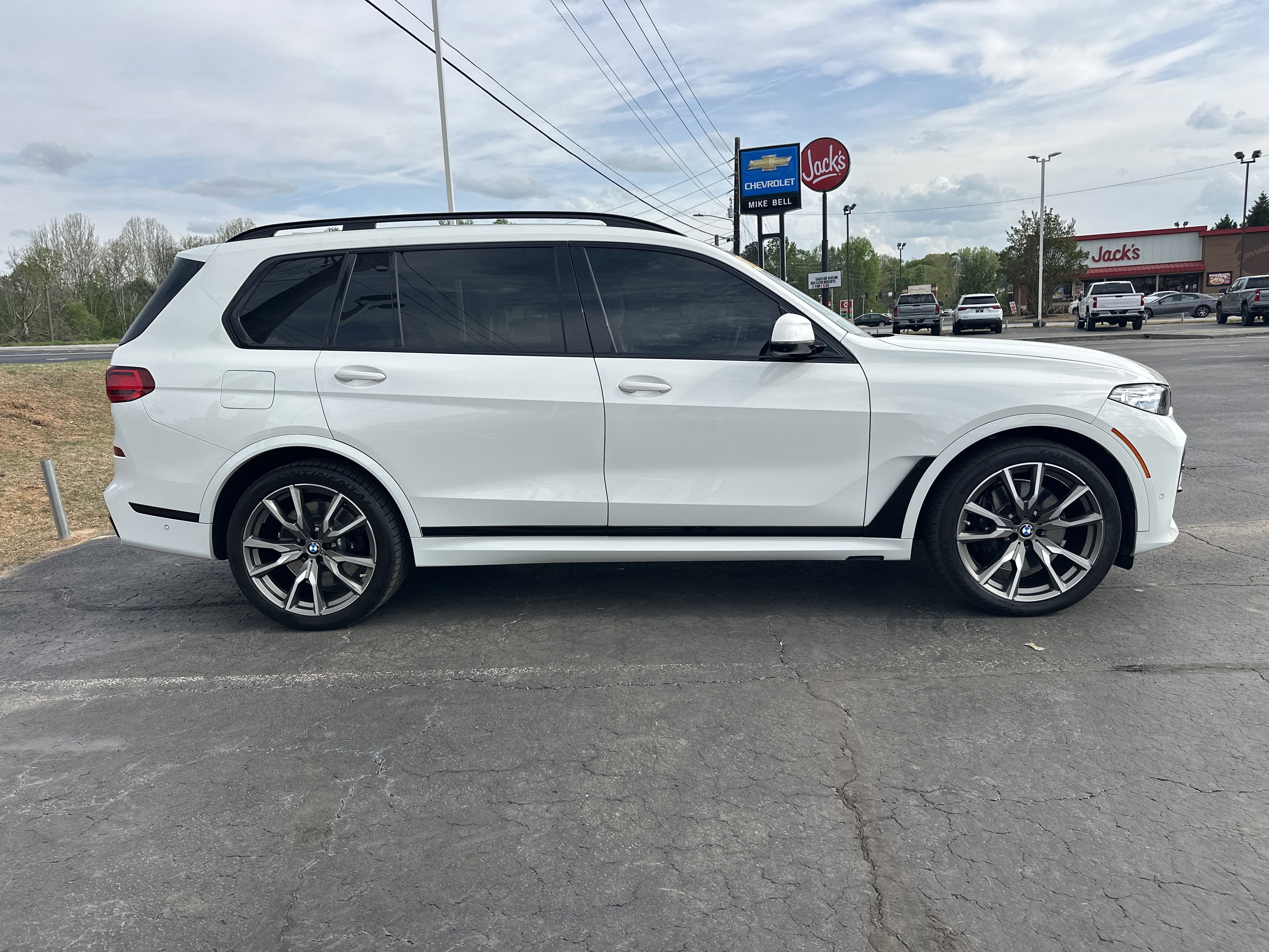 Used 2022 BMW X7 M50i w/ Dynamic Handling Package image 9