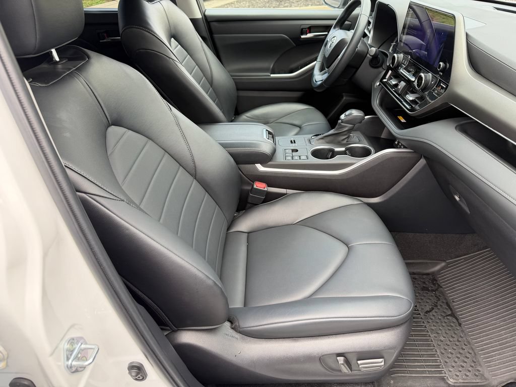 Used 2023 Toyota Highlander XLE FWD image 15