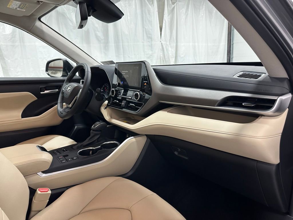 Used 2025 Toyota Highlander XLE image 67