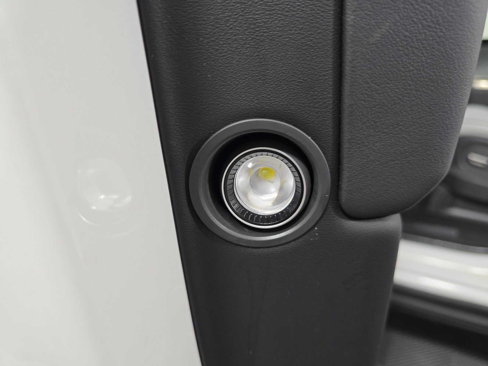 Used 2025 Rivian R1S Adventure AWD/4WD image 32
