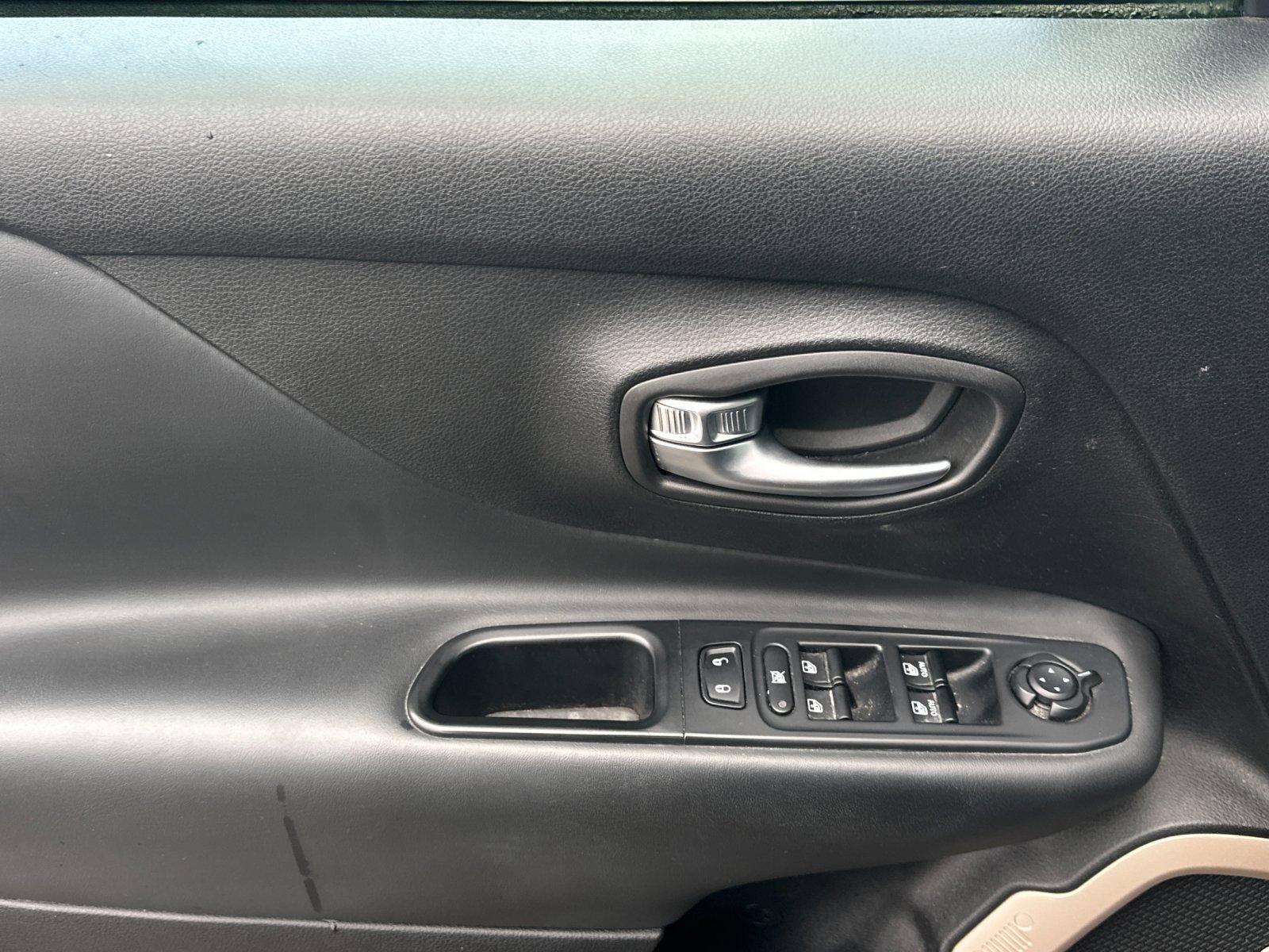 Used 2017 Jeep Renegade Limited image 10