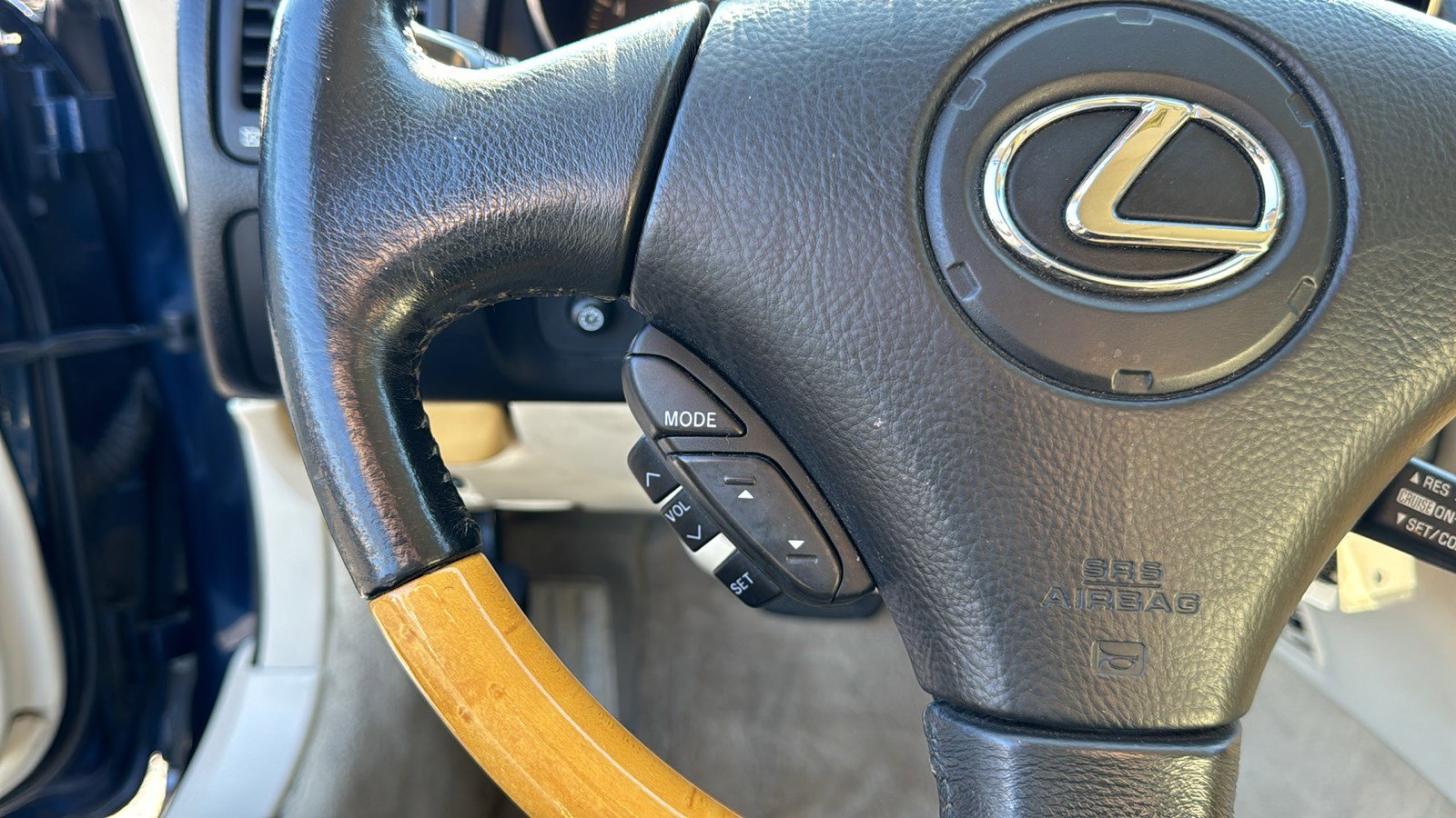 Used 2004 Lexus SC 430 Convertible RWD image 25