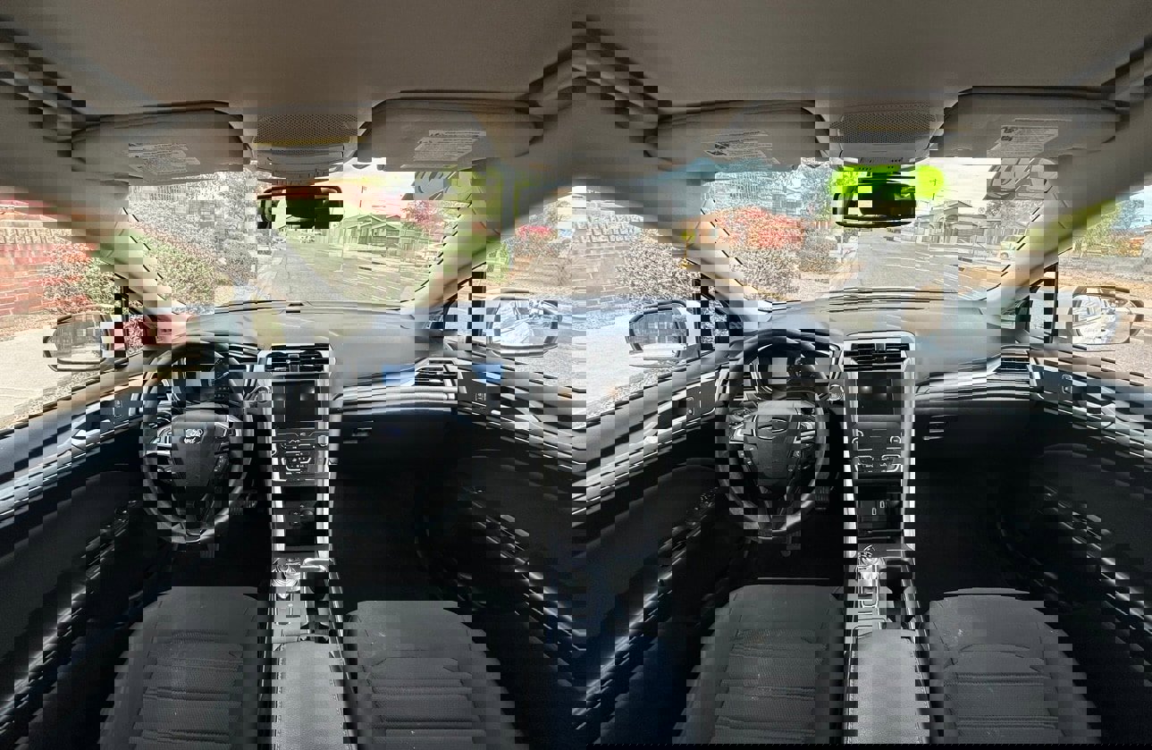 Used 2020 Ford Fusion SE image 11