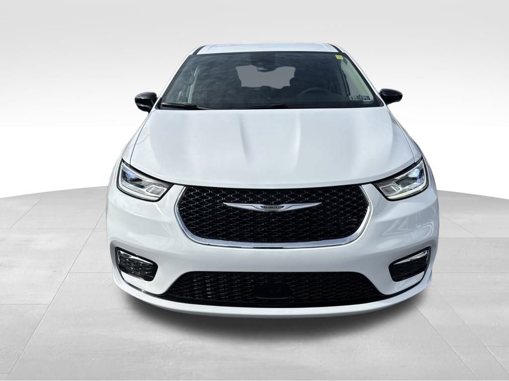 Used 2024 Chrysler Pacifica Touring-L image 2