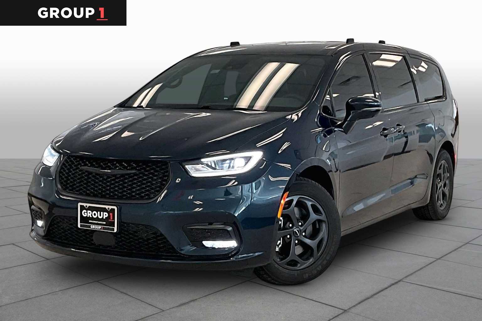 Used 2022 Chrysler Pacifica Touring-L w/ Uconnect Theater Family Group FWD image 1