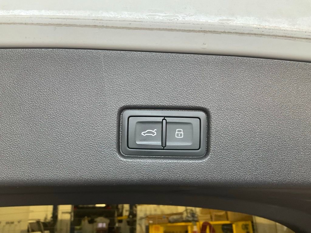 Used 2022 Audi Q4 e-tron Prestige AWD/4WD image 31