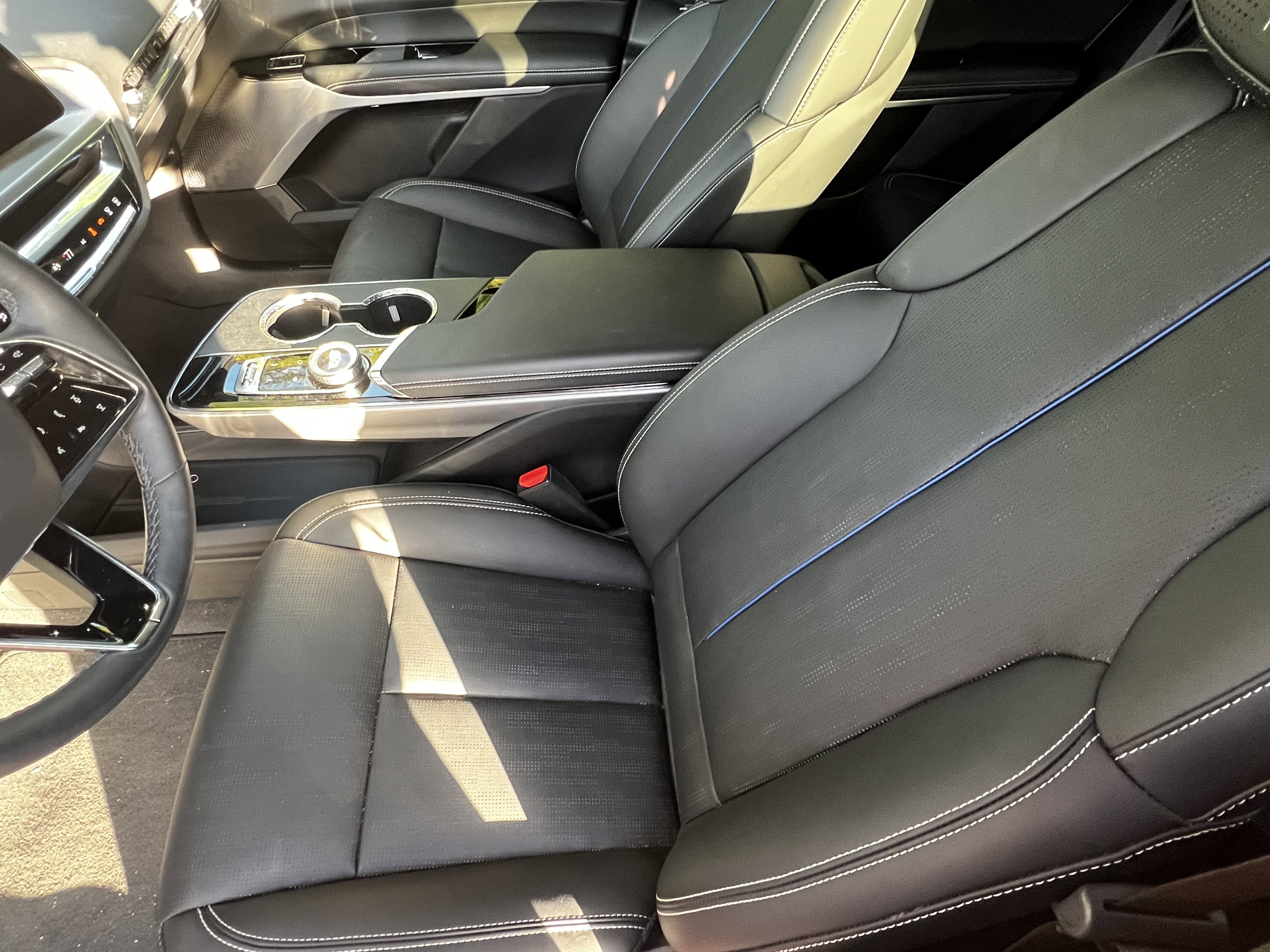 Used 2025 Cadillac Lyriq Sport AWD/4WD image 16