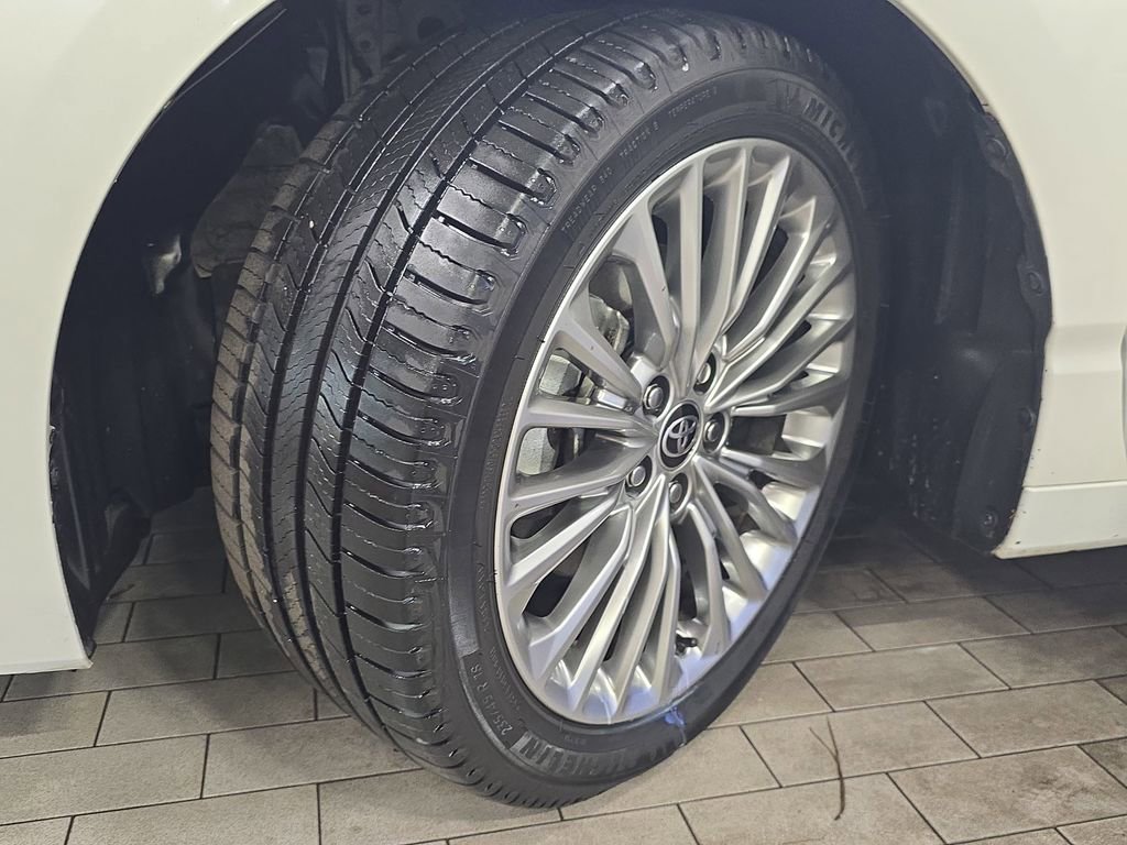 Used 2020 Toyota Avalon Limited image 33