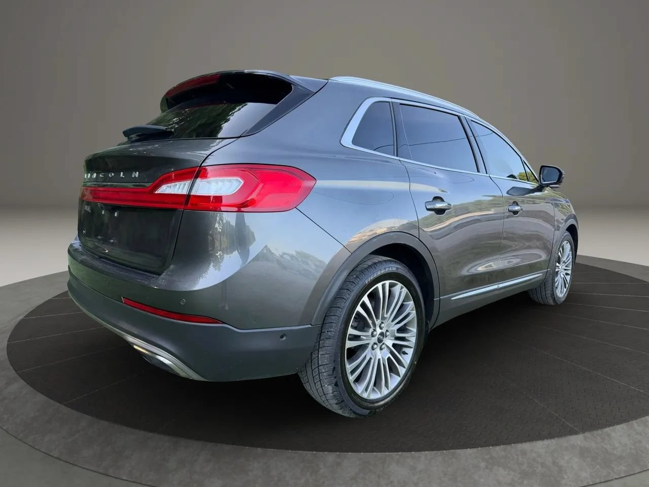 Used 2017 Lincoln MKX Reserve FWD image 3