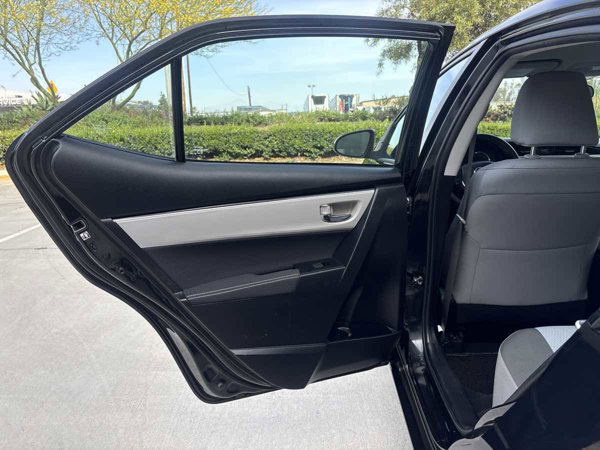 Used 2017 Toyota Corolla LE w/ Carpet Mat Package (TMS) FWD image 11