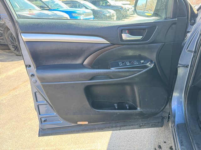 Used 2019 Toyota Highlander XLE AWD/4WD image 25