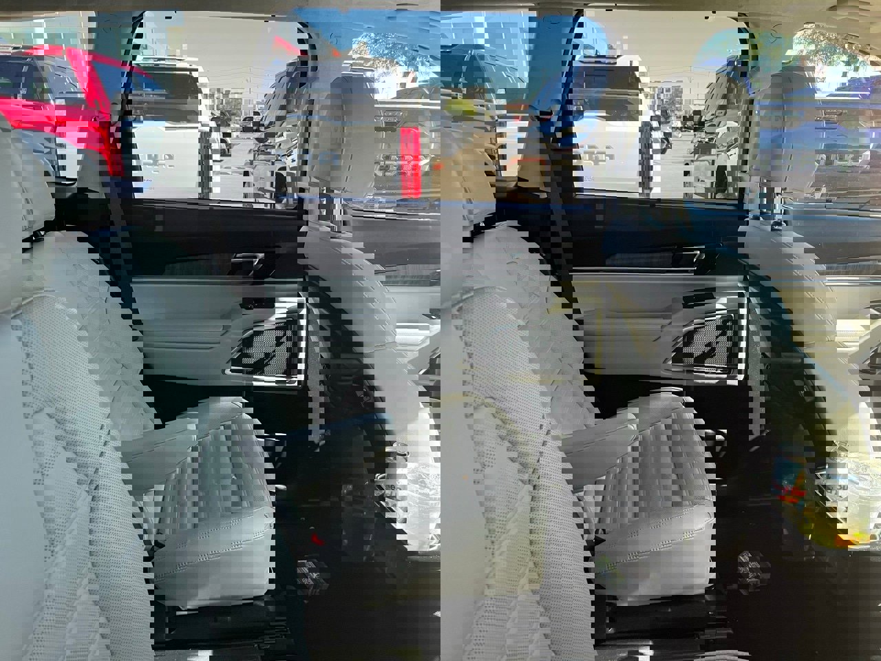 Used 2024 Kia Telluride SX Prestige w/ Towing Package image 7