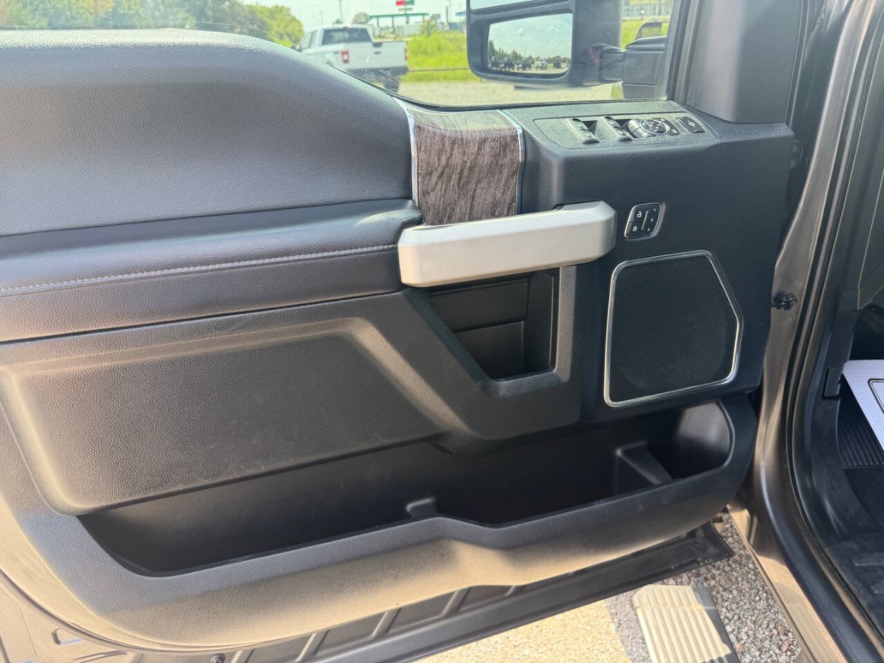 Used 2017 Ford F250 Lariat w/ Lariat Ultimate Package AWD/4WD image 28