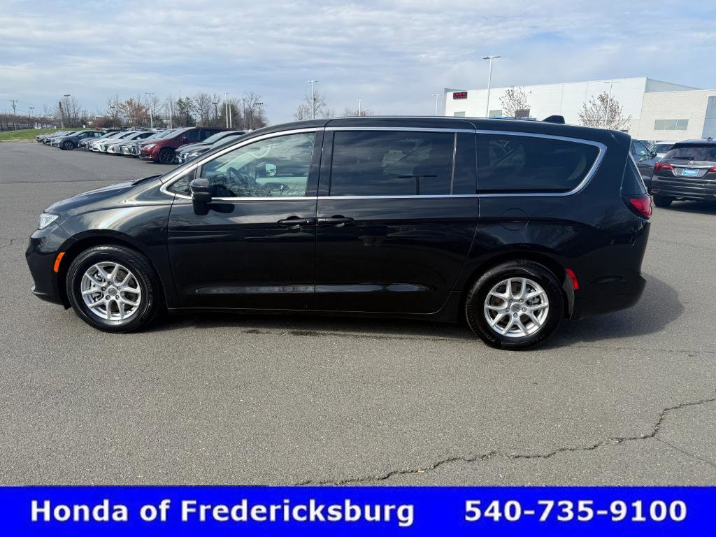 Used 2023 Chrysler Pacifica Touring-L image 3