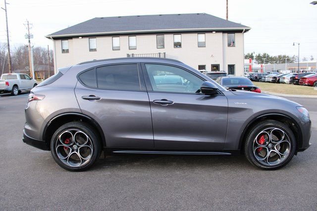 Used 2024 Alfa Romeo Stelvio Veloce image 6