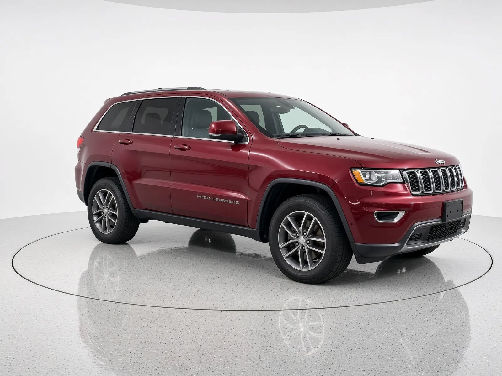 Used 2018 Jeep Grand Cherokee Laredo AWD/4WD image 2