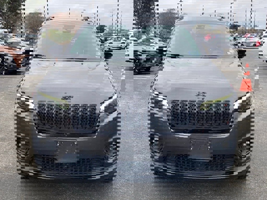 Used 2023 Jeep Cherokee Altitude Lux image 2