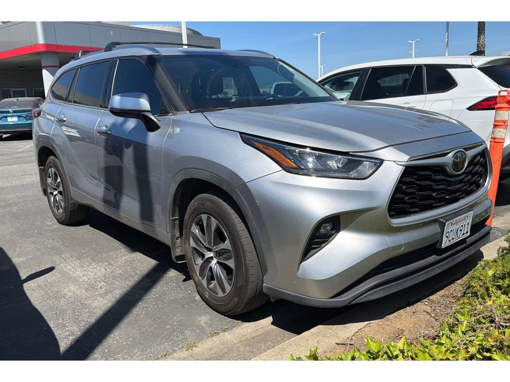 Used 2020 Toyota Highlander XLE image 2