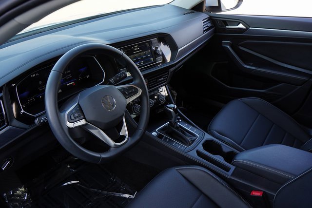 Used 2023 Volkswagen Jetta SE image 2